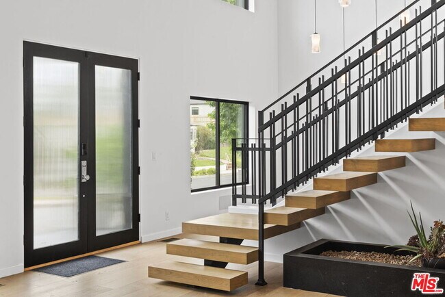 Building Photo - 105 Sequoia Dr