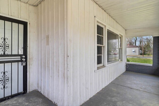Building Photo - Freshly Renovated 4 Bedroom Home
