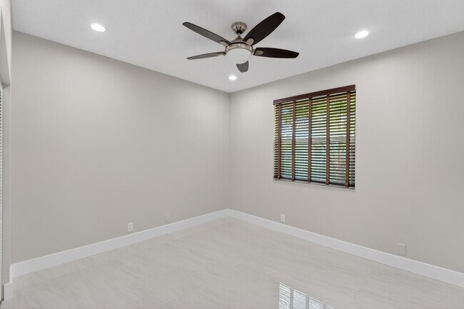 Building Photo - 3043 Lakewood Dr