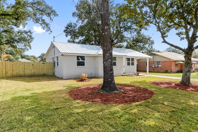 Building Photo - Beautiful 4/2 house in Pass Christian, MS