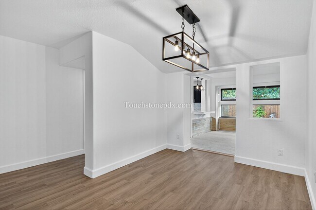 Building Photo - 4.5 Acre Dream Home in Oregon City Awaits