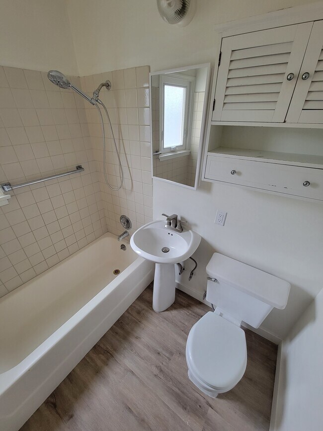 Bathroom - 3052 Honolulu Ave