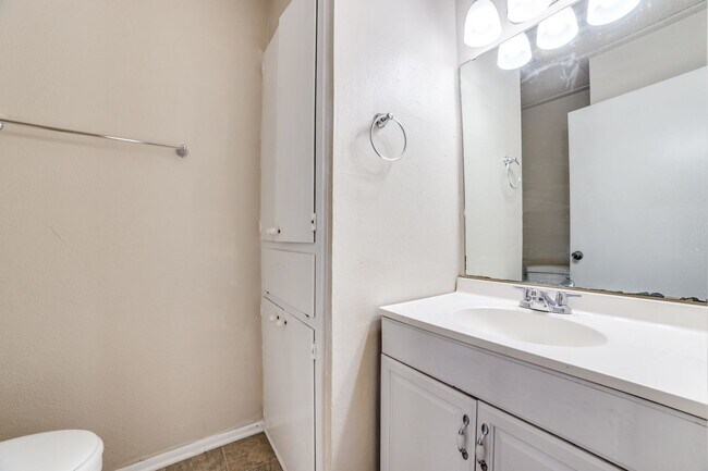 Building Photo - Charming 2-bedroom, 1.5 bath townhome in t...