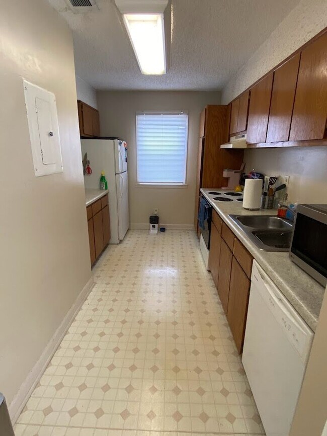 Building Photo - Spacious 2 Bedroom Condo Near Downtown Ath...