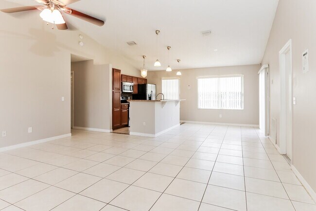 Building Photo - 1576 SW Pitts Ave