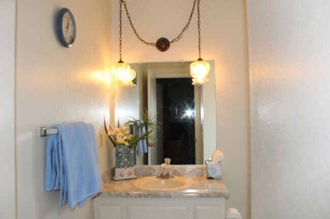 Building Photo - Long or Short Term Furnished Rental