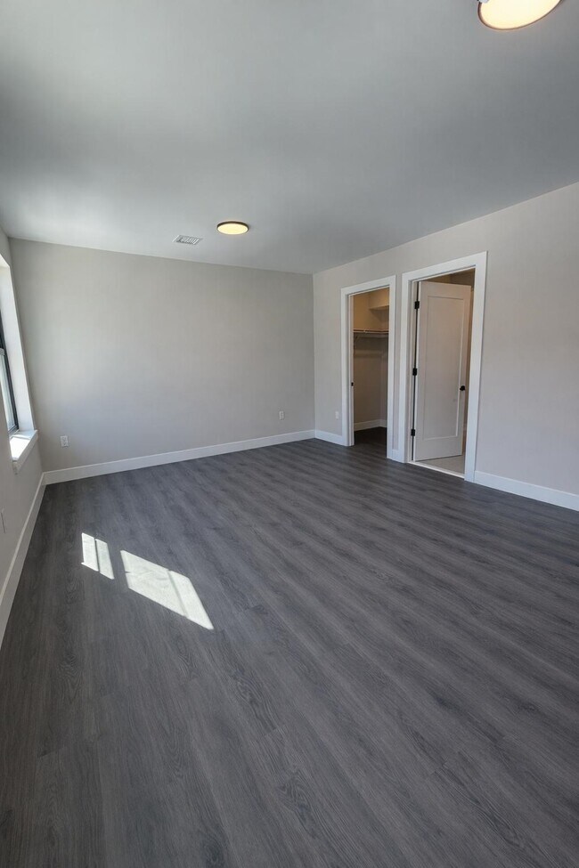 Building Photo - 207 39th St