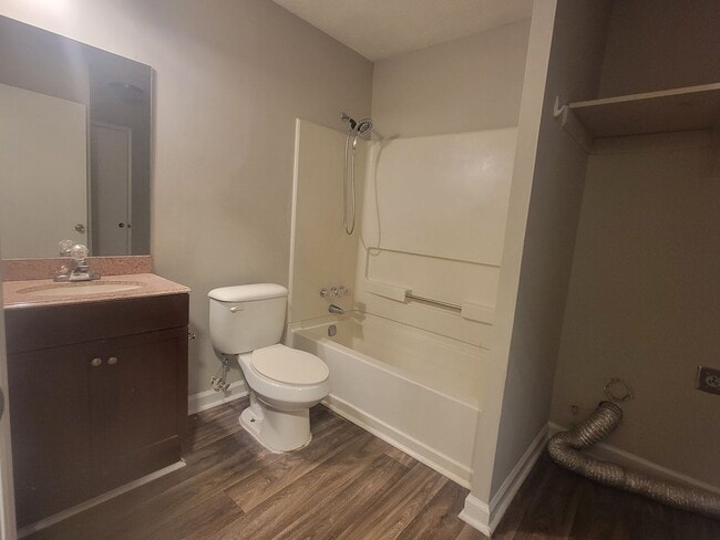 Building Photo - Super cute updated ranch! - Walk to Keningston Train Station - Self-Showings Available.