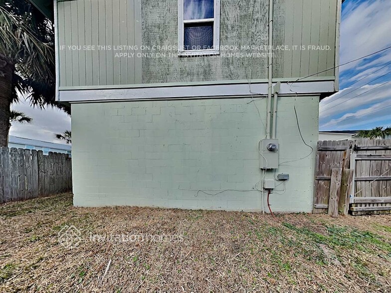 Building Photo - 410 4th St S