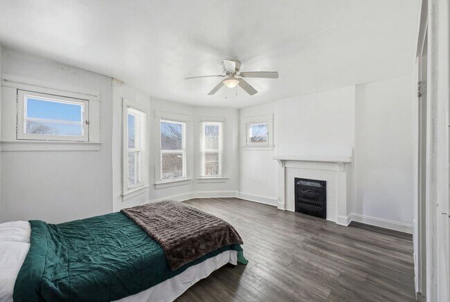 Building Photo - 2209 Summit St