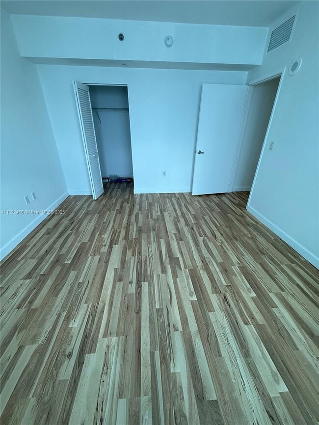 Building Photo - 950 Brickell Bay Dr