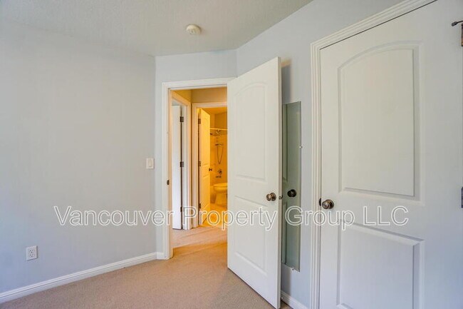 Building Photo - 4404 NE 98th Cir