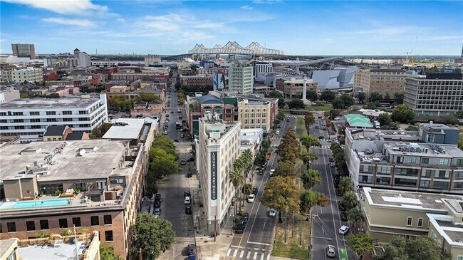 Building Photo - 833 Howard Ave