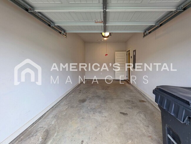 Building Photo - Modern Living in The Heights!