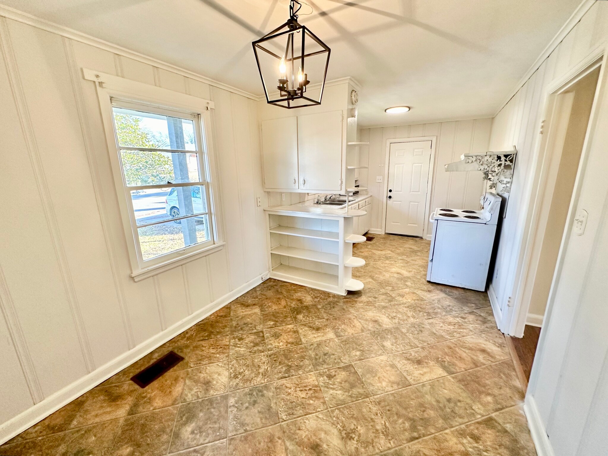 Dining 2 - 922 Lynden Blvd