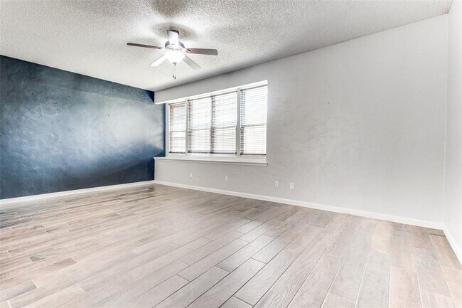 Building Photo - 4 Oakbrook Dr