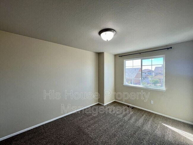 Building Photo - 842 Sunlight Peak Dr