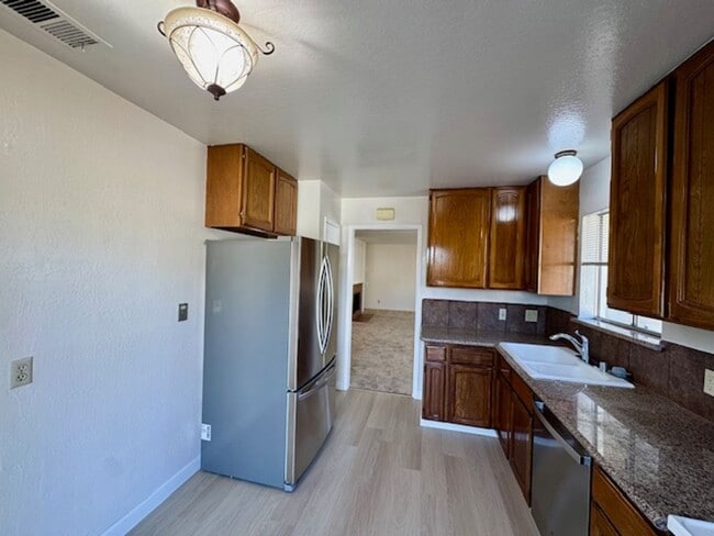 Building Photo - Upper level 2 bedroom 2 bath condo, laundry in unit!