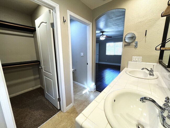 Building Photo - Charming Northwest Bakersfield Home on Cul-De-Sac w/ Solar