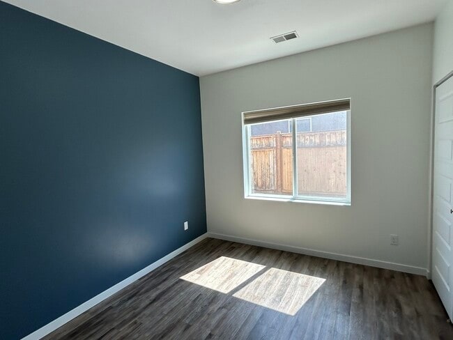 Building Photo - 394 Trenton Court
