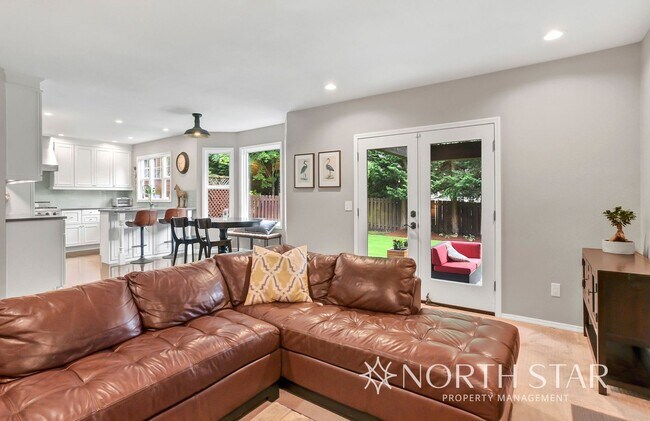 Building Photo - $1000 Off First Months Rent in Lake Oswego