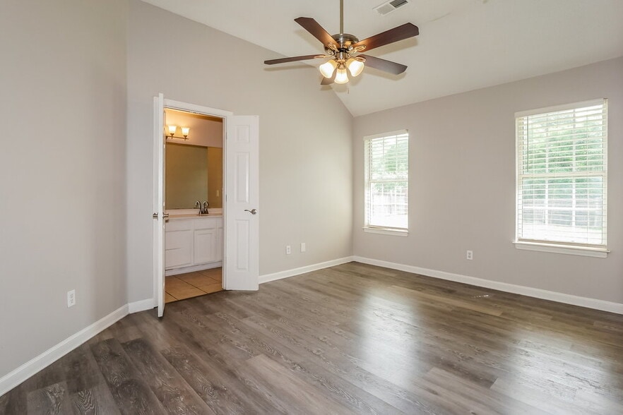 Building Photo - 8280 Dexter Ridge Cove E