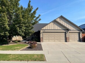 Building Photo - Spacious 3-Bed + Den Home in Hollybrook Su...