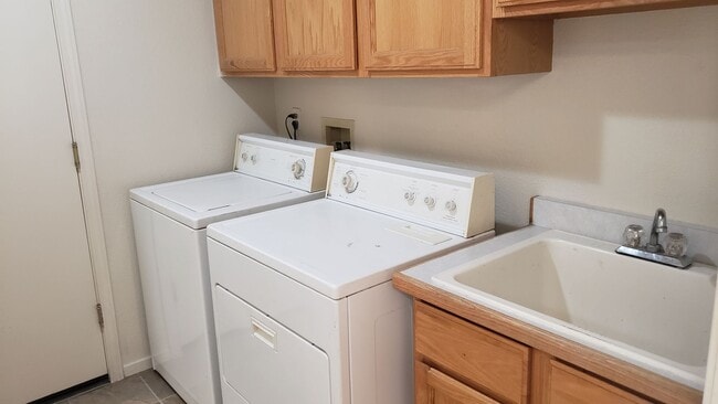 Building Photo - ONLY $2,550 PER MONTH FOR THIS SPACIOUS RANCH STYLE HOME -  2056 SQ FT / 3BDRM/2BATH/3GARAGE ON O...