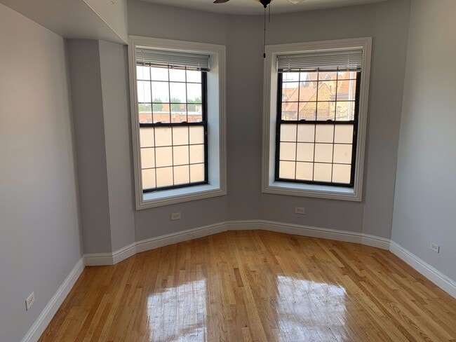 Building Photo - Large 2bed/1bath in Hot Bronzeville. ONE M...