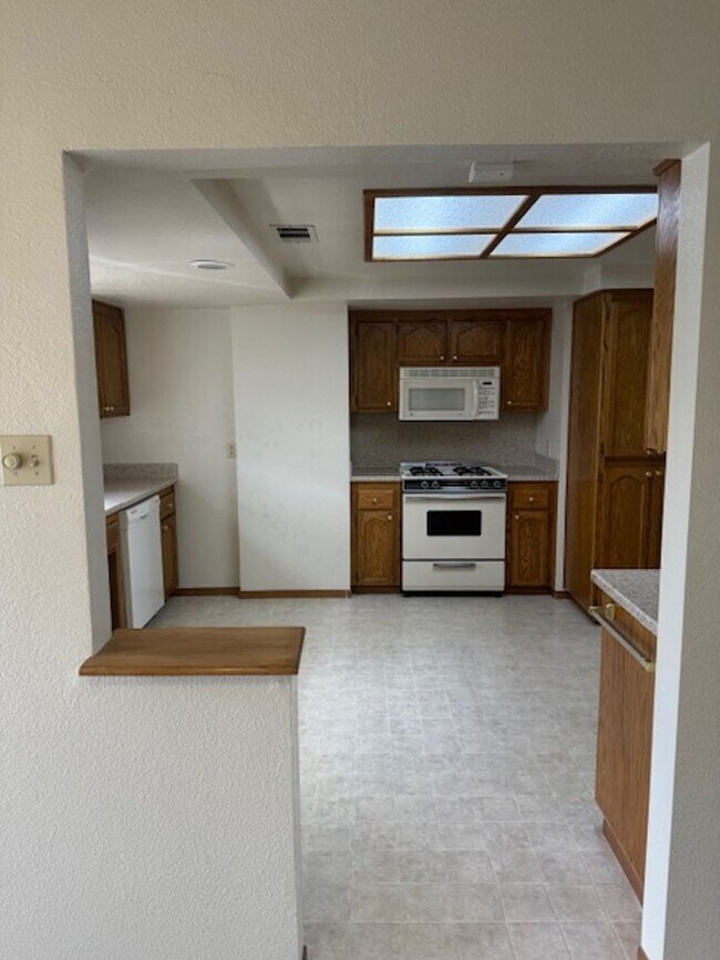 Building Photo - 3 Bedroom In Shasta View Neighborhood with...