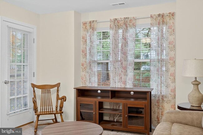 Building Photo - 511 Diamond Dr