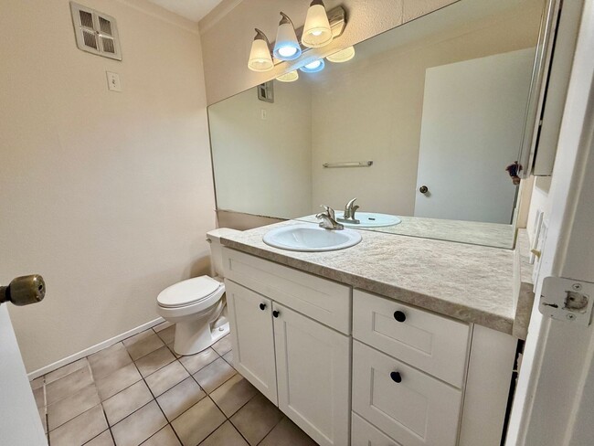 Building Photo - Cute Townhome