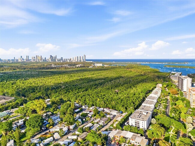 Building Photo - 2370 NE 135th St