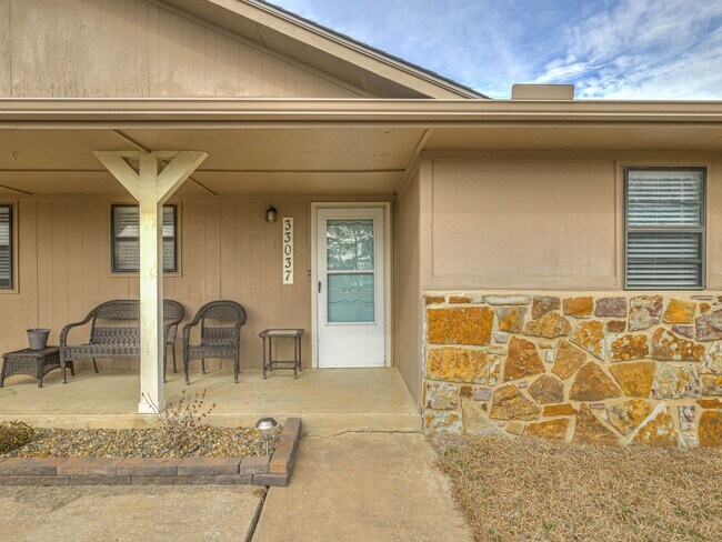 Building Photo - Beautiful 3 bedroom home in the heart of Coweta!