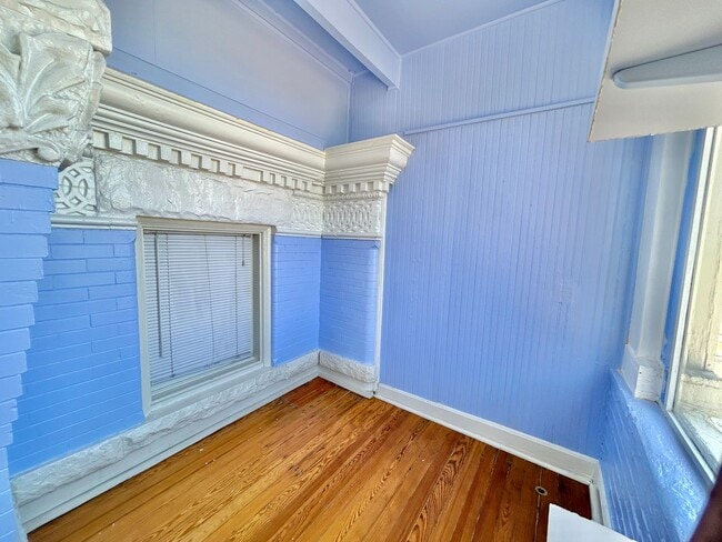 Building Photo - Charming Historic Condo in the Heart of Up...