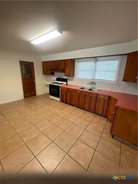 Building Photo - 910 Fern Ln