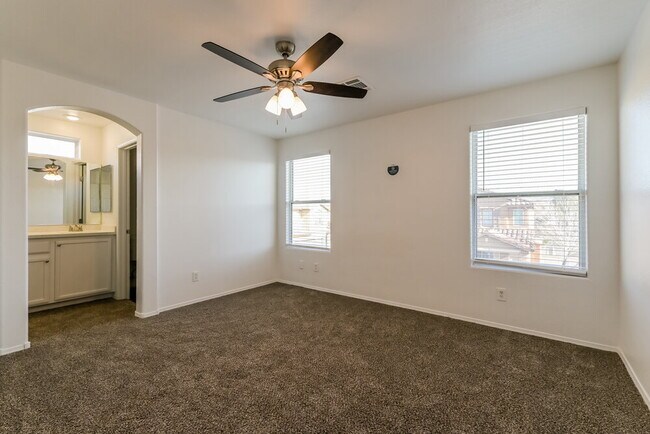 Building Photo - 978 Medina De Leon Ave