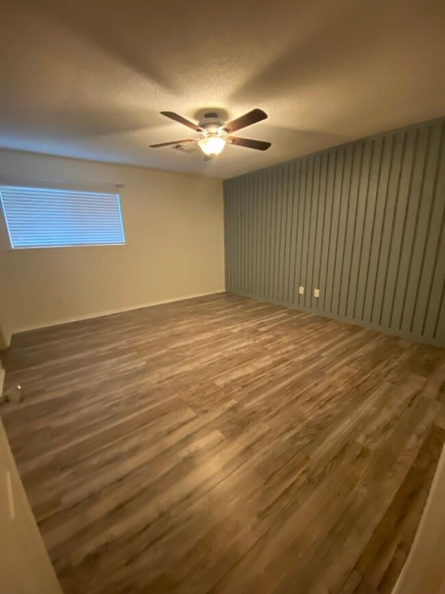 Building Photo - 3 bed 2 bath 2 car garage house, freshly repainted