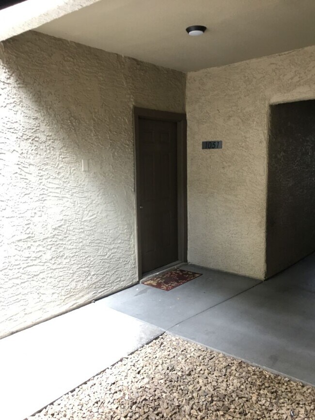 Building Photo - Beautiful 1 Bedroom 1 Bath Condo in Guard Gated Community!!
