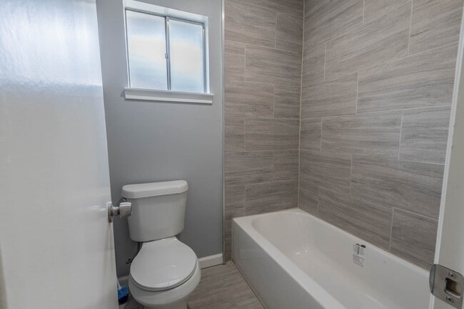 Building Photo - 423 Gentilly Dr