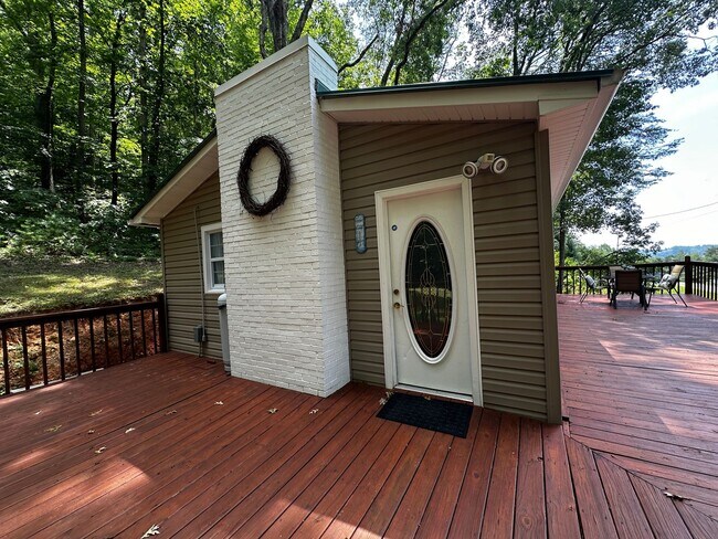 Building Photo - 253 White Ln