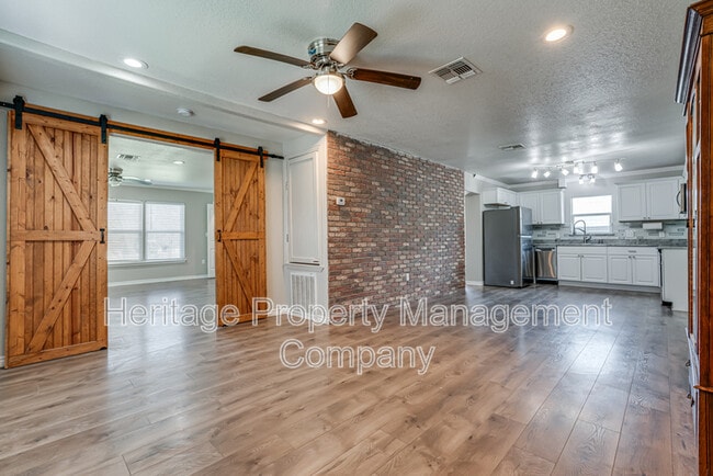 Building Photo - 479 S Sycamore Ave