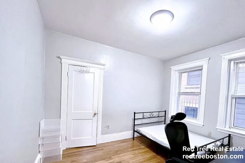 Building Photo - 465 Park Dr