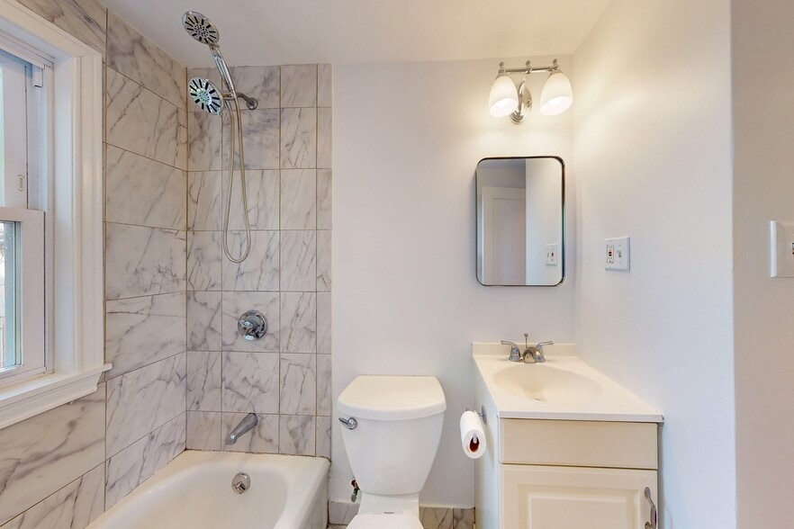 Building Photo - 14 Grew Hill Rd