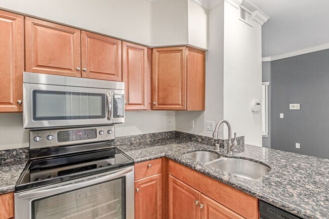 Building Photo - STUNNING UPDATED 1 BED / 1 BATH BILTMORE A...