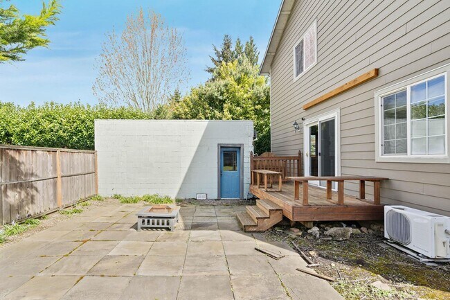 Building Photo - Unique, spacious 4-bdrm/3-bath Craftsman w/ lots of character. Bonus room, near Alberta District!