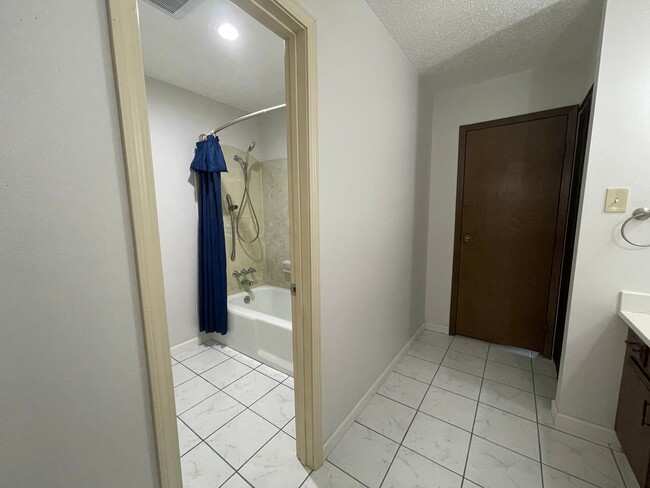 Building Photo - New Listing!