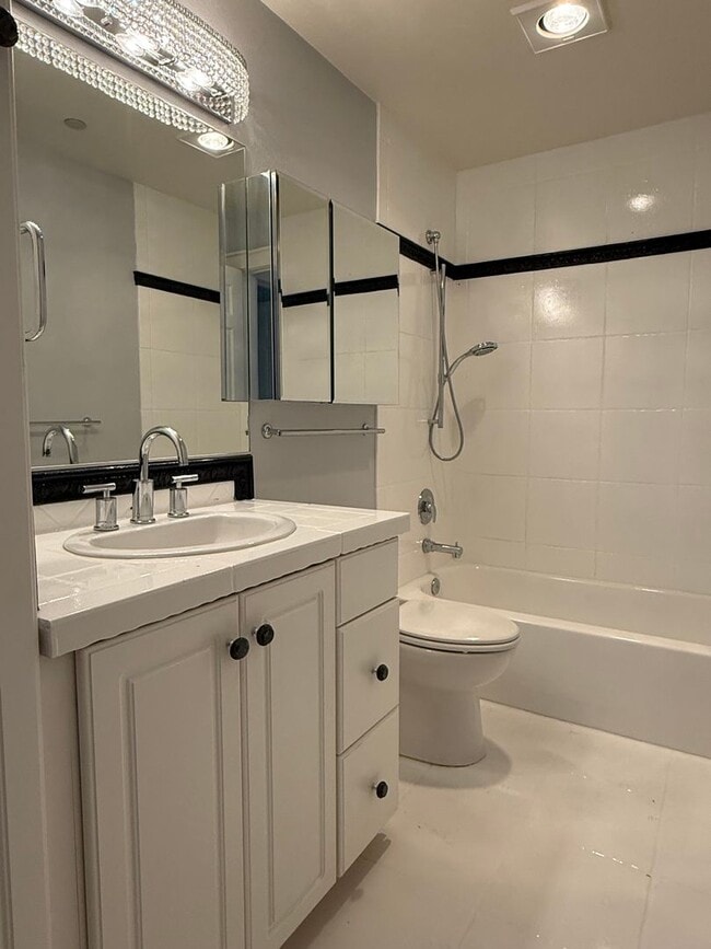 Building Photo - 2BR Top Floor Condo w/ Dedicated Parking &...