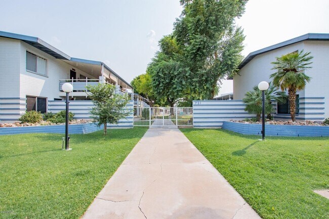 Building Photo - 721 E Montebello Ave