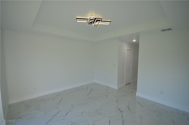 Building Photo - 1242 Hathor St E